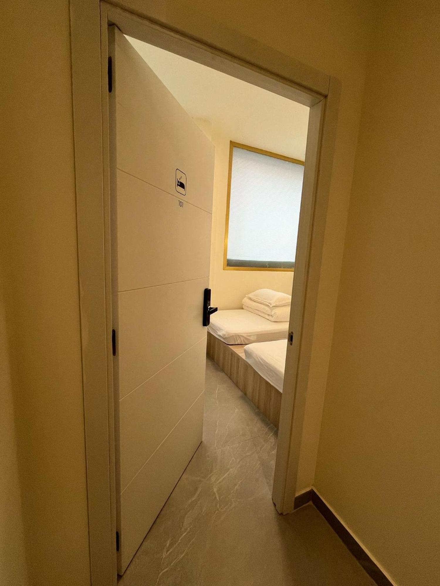 Unplan Hostel Madrid Exterior photo